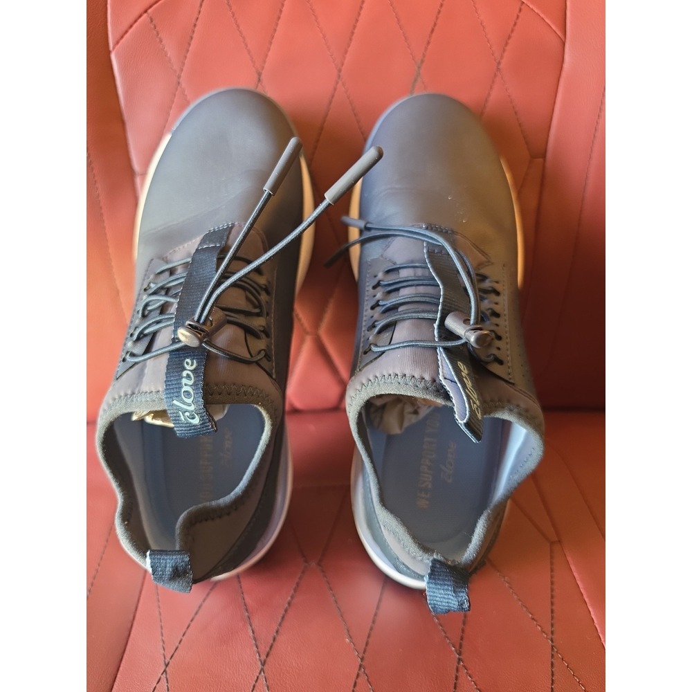Clove Classic navy blue slip-resistant sneakers Mens 7  W/ 8.5